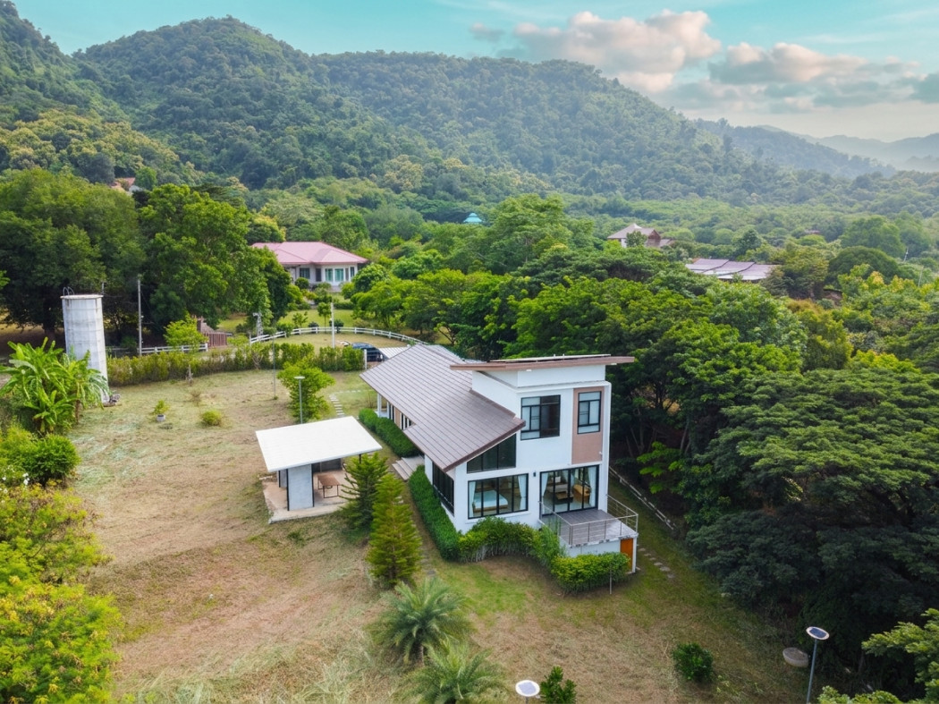 Single house for sale, Mitraphap Subdistrict, Muak Lek District, 400 sq m, 200 sq m, 3 bedrooms, 4 bathrooms, most beautiful view in this area.