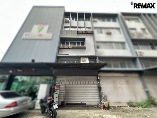 ขายอาคารพาณิชย์ 4 ชั้น แบริ่ง 39 สุขุมวิท 107 เพียง 3.95 ล้าน | 330 ตร.ม. พร้อมใช้ ขายอาคารพาณิชย์ 4 ชั้น แบริ่ง 39 สุขุมวิท 107 เพียง 3.95 ล้าน | 330 ตร.ม. พร้อมใช้