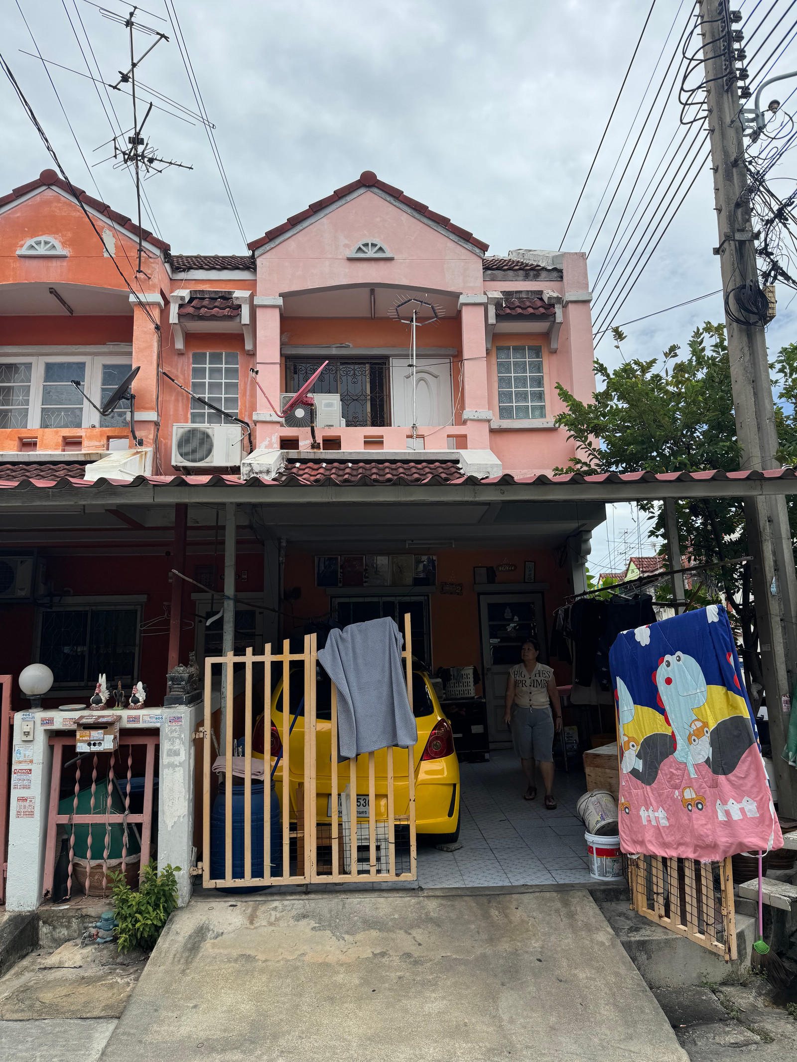 Urgent sale, cheapest price, 2-story townhouse, corner house, Pisan Village, Tha Kham Soi 28, land size 21.1 sq m, 3 bedrooms, 2 bathrooms, good location, convenient travel, near Central Rama 2, contact Sumet 061-949-8888.