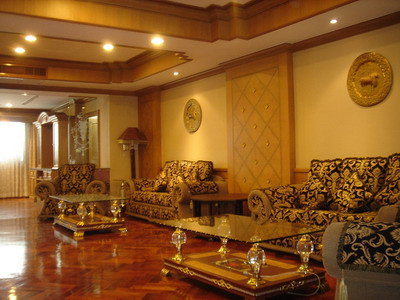 Large 4-bedroom Condo for Sale on a High floor in the Asoke-Phrom Phong area.