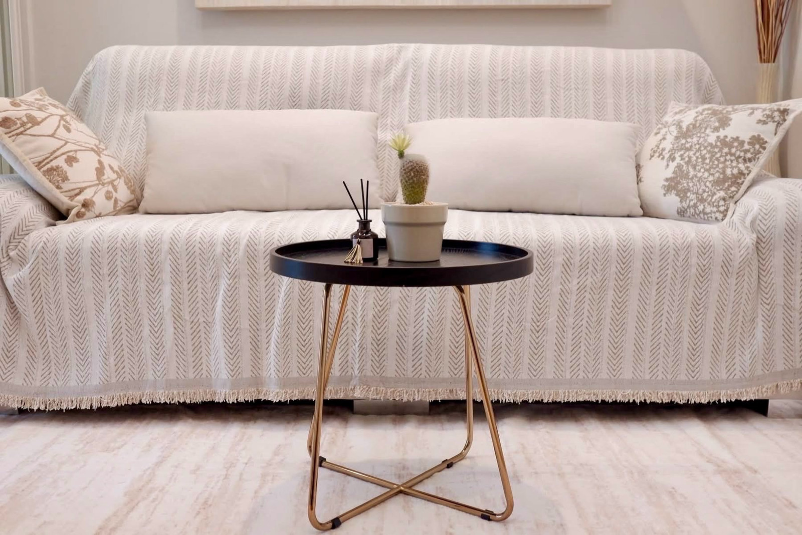 Condo, standing 1, Lat Phrao intersection, near Central Union Mall, accessible by both MRT and BTS. The central area is fully equipped, The Saint Residence, with 711, big size, be careful of getting lost. Private corner room, 2 bedrooms, 2 bathrooms, 57 s