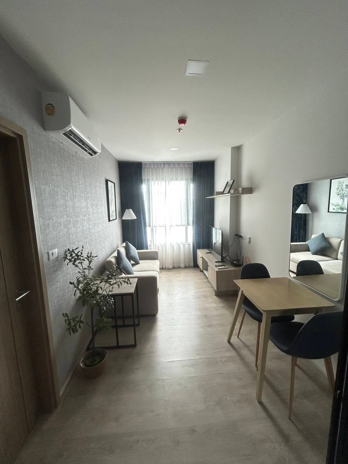 The Base Height condo, with Doi Suthep mountain view from the balcony, Only 3 minutes to Central Festival Chiang Mai. The Base Height condo, with Doi Suthep mountain view from the balcony, Only 3 minutes to Central Festival Chiang Mai.