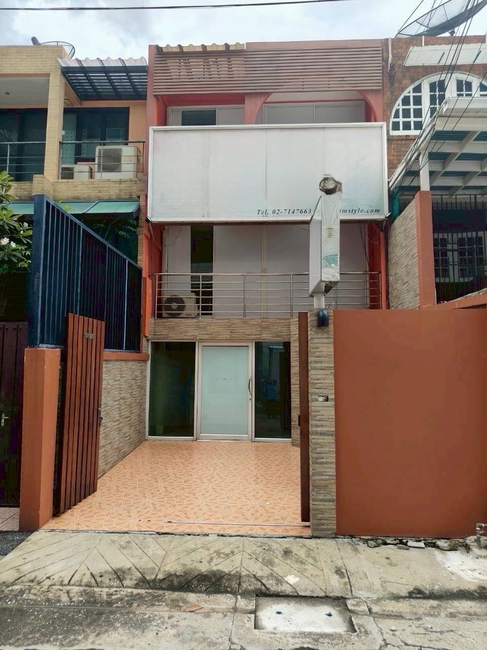 Townhouse for Rent Thonglor 3 Storey 300 SQ.M Near BTS Thong Lo Ready to Move