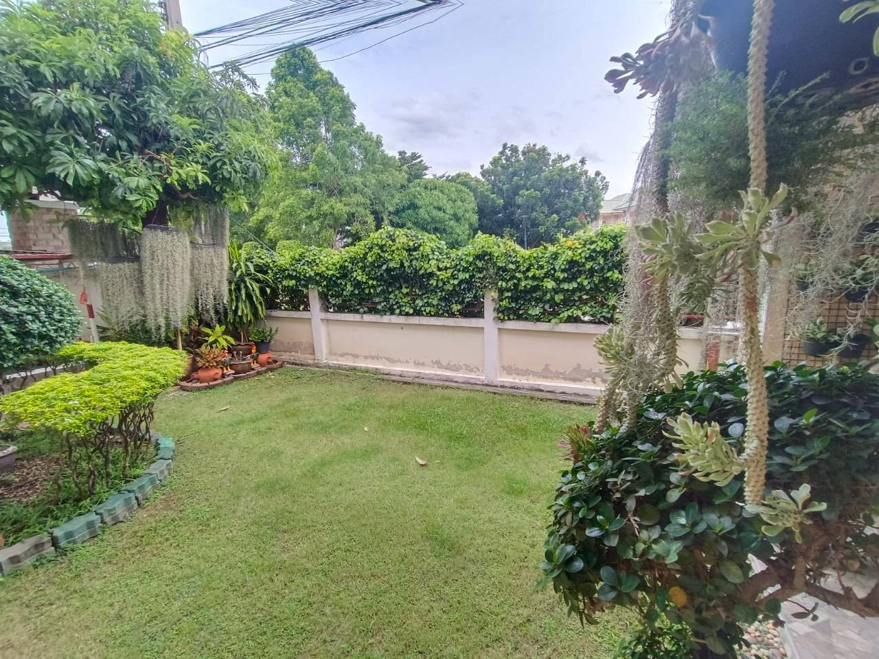 🏡 บ้านเดี่ยวแปลงสวยระดับ พรีเมียม! "หมู่บ้านทองสถิตย์ วัชรพล" แบบบ้าน A ไซส์ใหญ่พิเศษ ติดถนนหลัก หน้าสวนส่วนกลาง เพียง 8.5 ล้านบาท! ✨ – รูปที่ 3