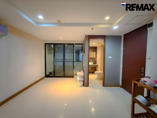 คอนโด J.W. City Ratchada 32 (เจ ดับบลิว ซิตี้ รัชดาภิเษก 32) ตรงข้ามศาลอาญารัชดา พื้นที่ 51.90 ตารางเมตร 2 ห้องนอน 2 ห้องน้ำ 1 ครัว ห้องมุม พร้อมที่จอดรถ 100% เป็นที่จอดประจำ 1 ห้องต่อ 1 คัน – รูปที่ 4