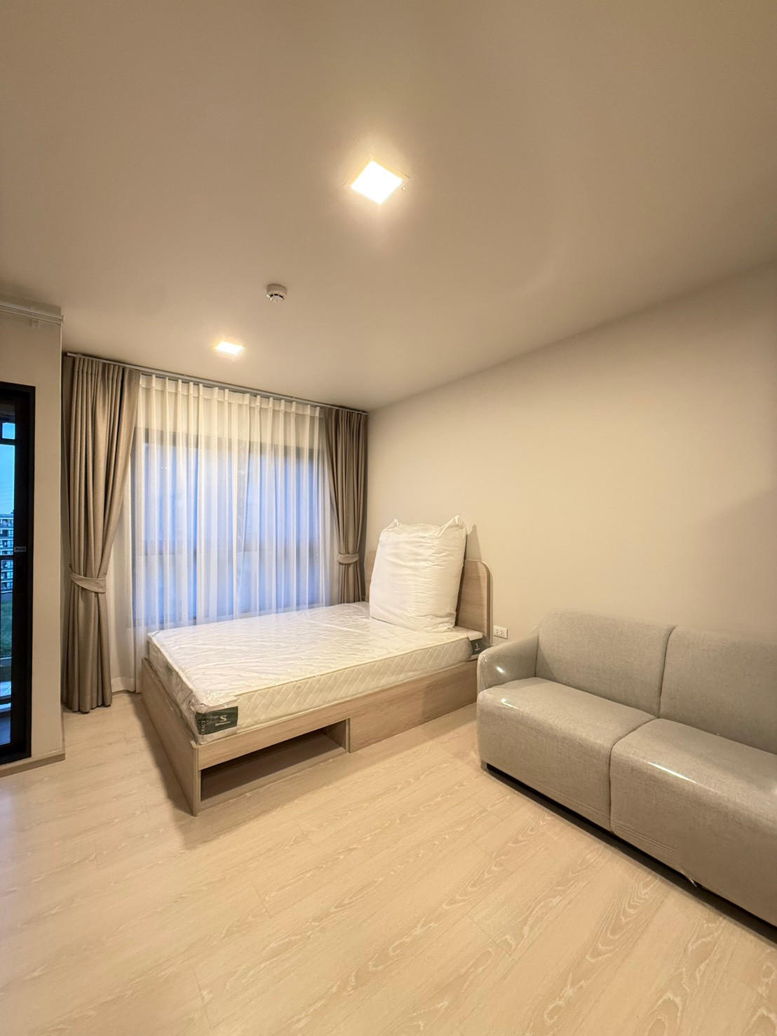 For rent, D Condo Shine, Thammasat University ✅ Rent: 9,000/month, 2 year contract, Building B, 8th floor, contact Line @802dkhwu, quick response, can make an appointment to see the room right away. For rent, D Condo Shine, Thammasat University ✅ Rent: 9,000/month, 2 year contract, Building B, 8th floor, contact Line @802dkhwu, quick response, can make an appointment to see the room right away.