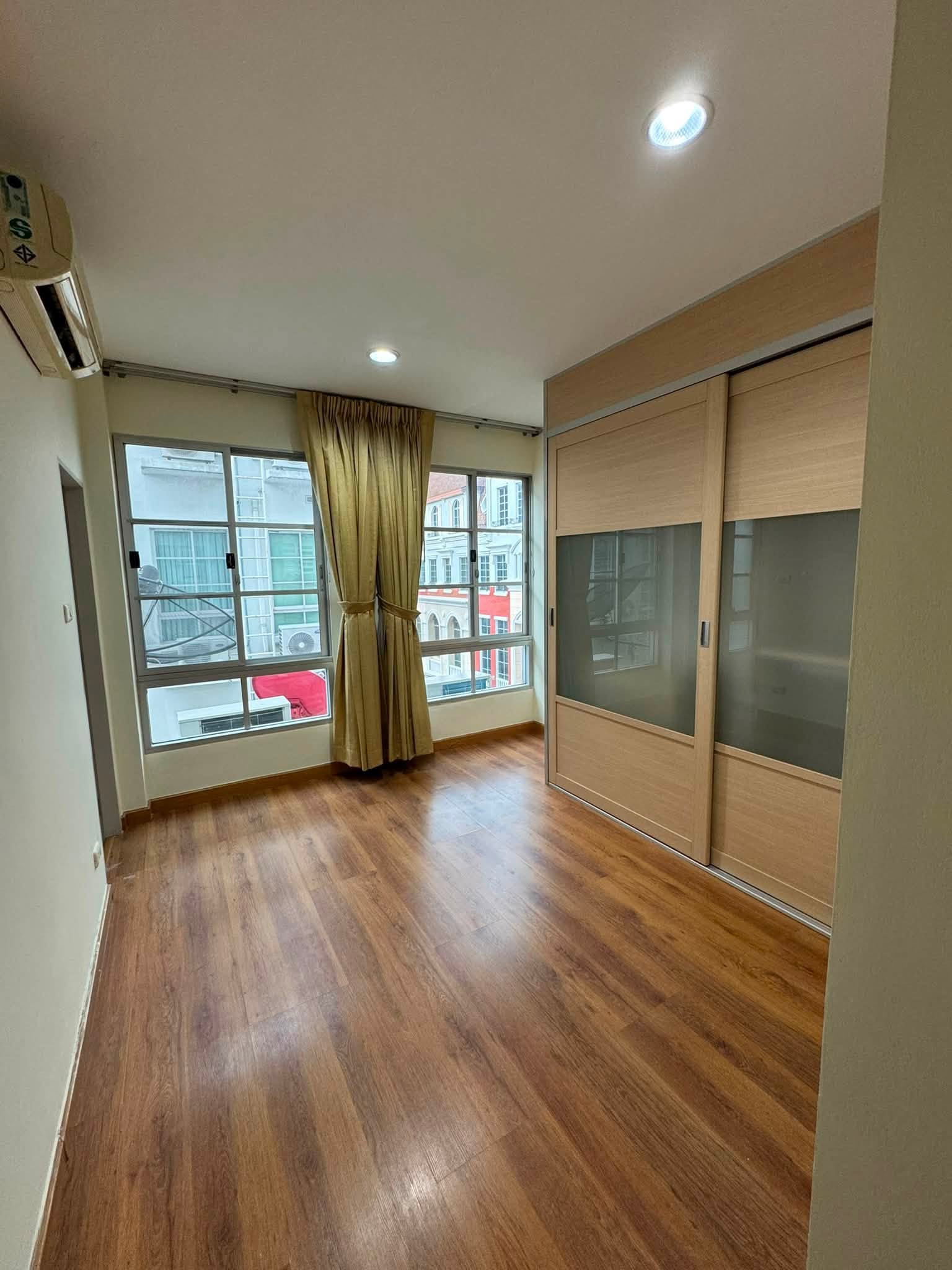 ทาวน์โฮมให้เช่า Baan Klang Krung Sathon-Narathiwas ใกล้ Sathorn - 4 ห้องนอน – รูปที่ 3
