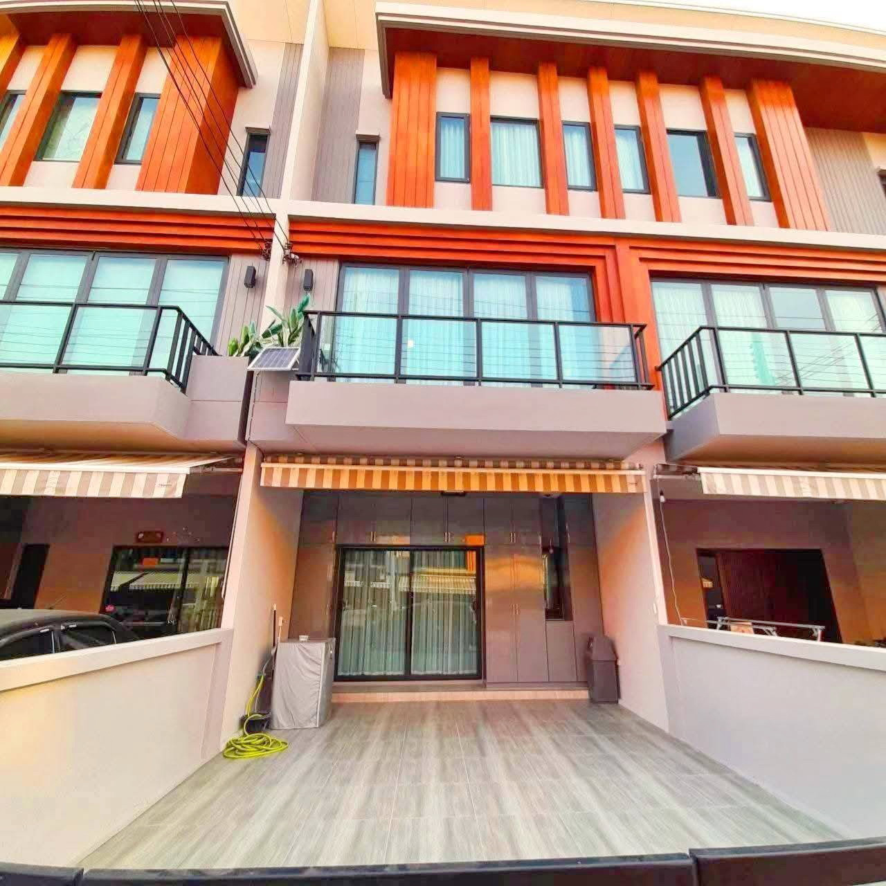 For rent, 3-story townhome, Igent Premium Townhome, Phatthanakan 99, with furniture.