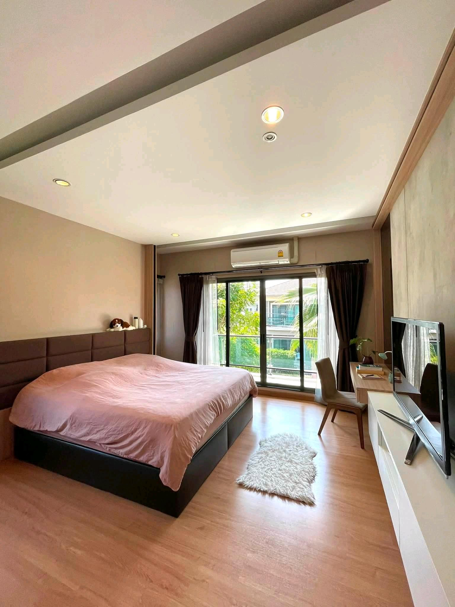 บ้านเดี่ยวหลังใหญ่ พื้นที่ใช้สอย 280 ตร.ม. บนที่ดิน 80 ตร.ว.จุดเด่นภายในบ้าน • Built-in ดีไซน์สวย เพิ่มพื้นที่จัดเก็บ • ห้องนั่งเล่นกว้าง • ห้องนอนขนาดใหญ่ • ห้องทำงานสามารถปรับเป็นห้องนอนเพิ่มได้ • ครัวในสำหรับทำอาหารประจำวัน • ครัวนอกสำหรับทำอาหารหนัก • – รูปที่ 4
