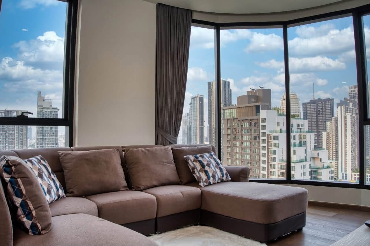 Luxury condo for sale and rent, Sukhumvit 36 ​​(2 bedrooms, 65 sq m.), fully furnished, ready to move in. The central area is fully equipped with an onsen and golf simulator, near BTS Thonglor.