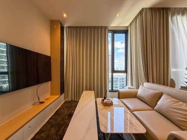Super luxury condo for rent, Thonglor location (2 bedrooms, 2 bathrooms, 78 sq m.), spacious space, luxurious design, convenient transportation, near BTS.