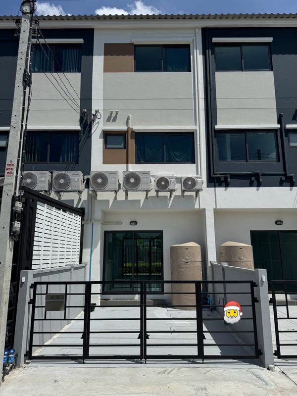 🔥 Urgent rent! Last home office, 3 floors, DISTRICT Phahon Yothin - Vibhavadi from AP Thailand, 2 bedrooms, 3 bathrooms ✨ New building, never used, ready to start business immediately #Company registration possible
