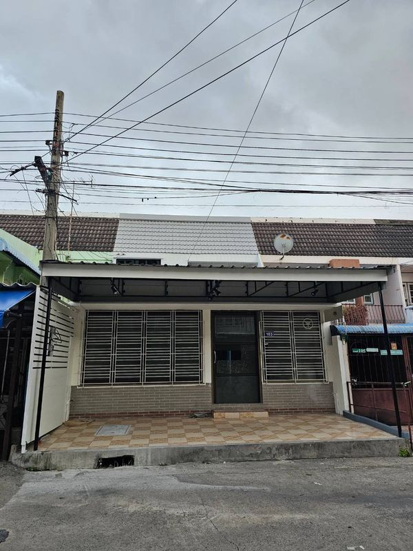 Townhouse for rent near BTS Sai Yut, just 1 minute.