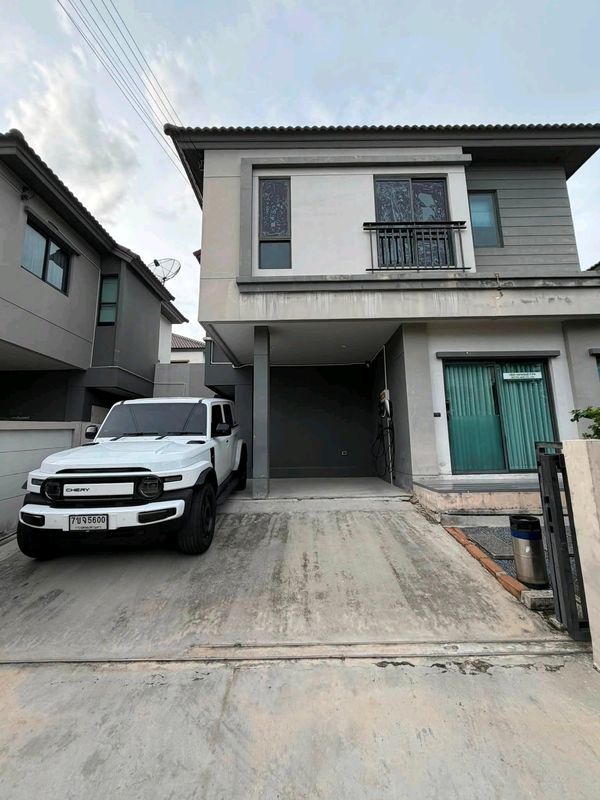 For rent / sale, semi-detached house, detached house style | VENUE Tiwanon–Rangsit Rental price 19,000 baht/month • ❄️ 4 air conditioners • 🚿 1 water heater • 🍳 IKEA kitchen set • 🚗 There is parking space • 🏡 Ready to move in.