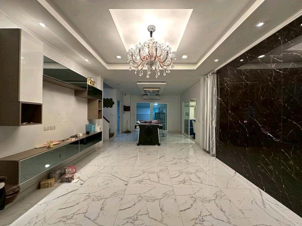 Location Soi King Kaew 25/1 6 bedrooms • 🚿 3 bathrooms • 🏠 3 multi-purpose rooms • 🍳 1 ​​kitchen • 🚗 2 parking spaces near nearby department stores • 🛍️ Mega Bangna — about 10 minutes • 🪑 IKEA Bangna — about 10 minutes • 🛍️ Central Bangna — about 15–20 mi