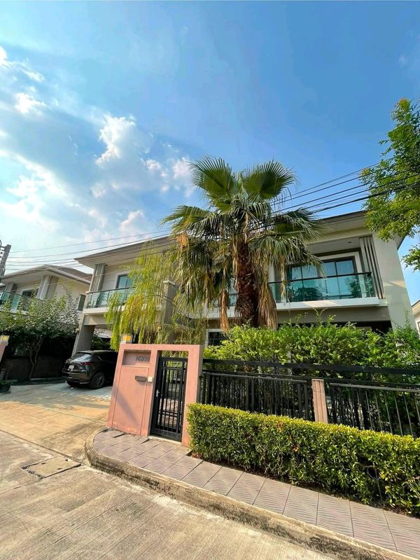 บ้านเดี่ยวหลังใหญ่ พื้นที่ใช้สอย 280 ตร.ม. บนที่ดิน 80 ตร.ว.จุดเด่นภายในบ้าน • Built-in ดีไซน์สวย เพิ่มพื้นที่จัดเก็บ • ห้องนั่งเล่นกว้าง • ห้องนอนขนาดใหญ่ • ห้องทำงานสามารถปรับเป็นห้องนอนเพิ่มได้ • ครัวในสำหรับทำอาหารประจำวัน • ครัวนอกสำหรับทำอาหารหนัก •