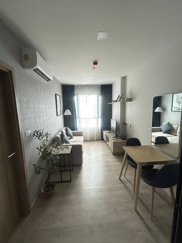 The Base Height condo, with Doi Suthep mountain view from the balcony, Only 3 minutes to Central Festival Chiang Mai.