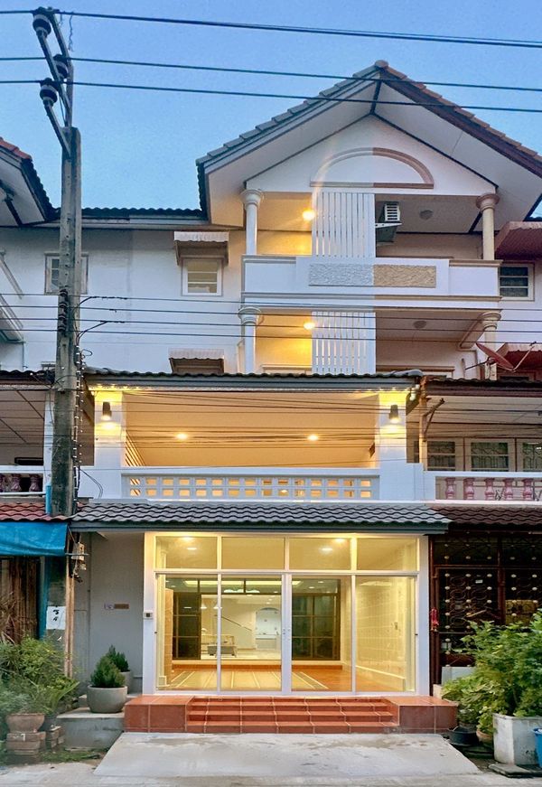 Newly renovated townhome for sale, Wisetsuk Village 9, Pracha Uthit 72, Thung Khru, 4 floors, 6 bedrooms, 4 bathrooms, ready to move in.
