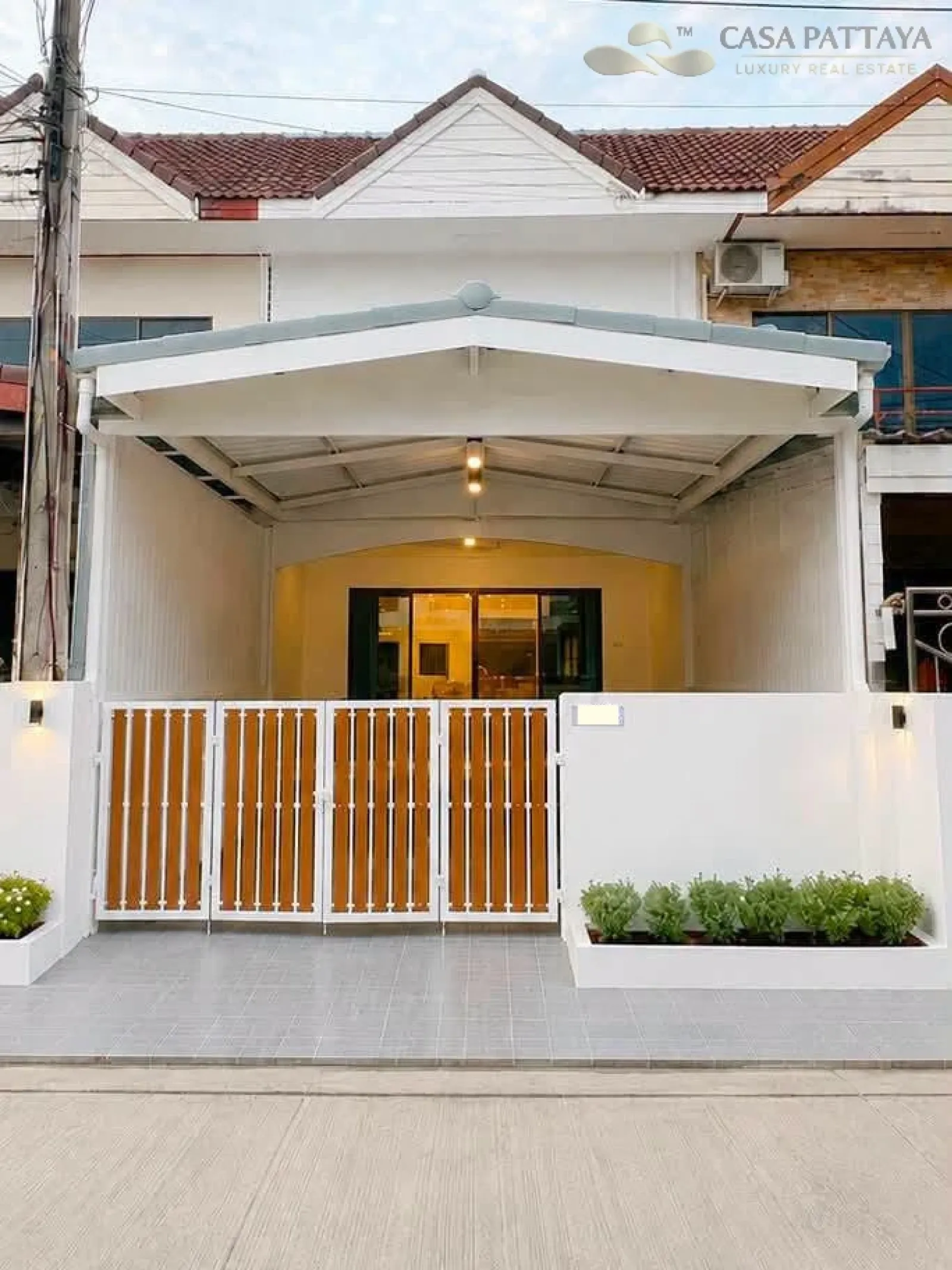 2-Story Townhouse for Sale (with Rooftop) in Prime Location, Chaiyaphruek 2