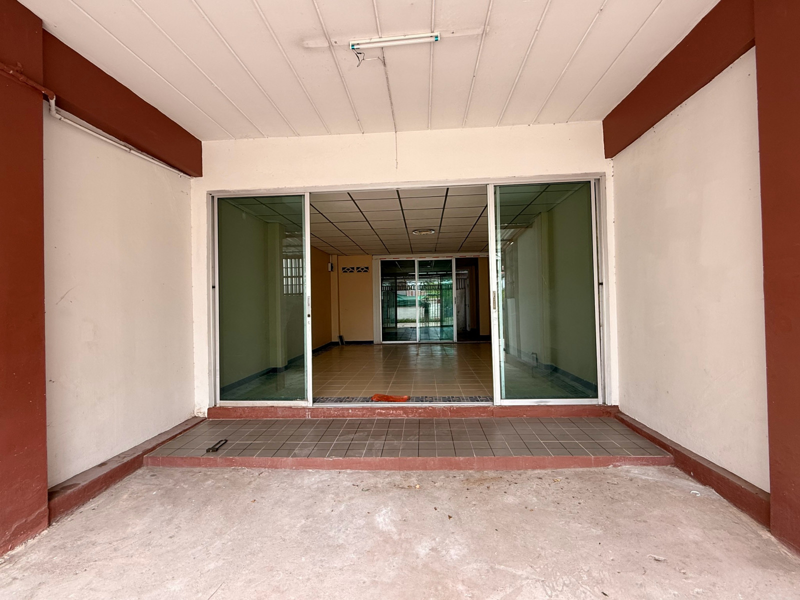 ขายทาวน์เฮาส์ 3 ชั้น ใจกลางเมืองปทุมธานี 27 ตร.ว. บ้านหลังริม วิวริมน้ำ ทำเลดี เดินทางสะดวก – รูปที่ 2