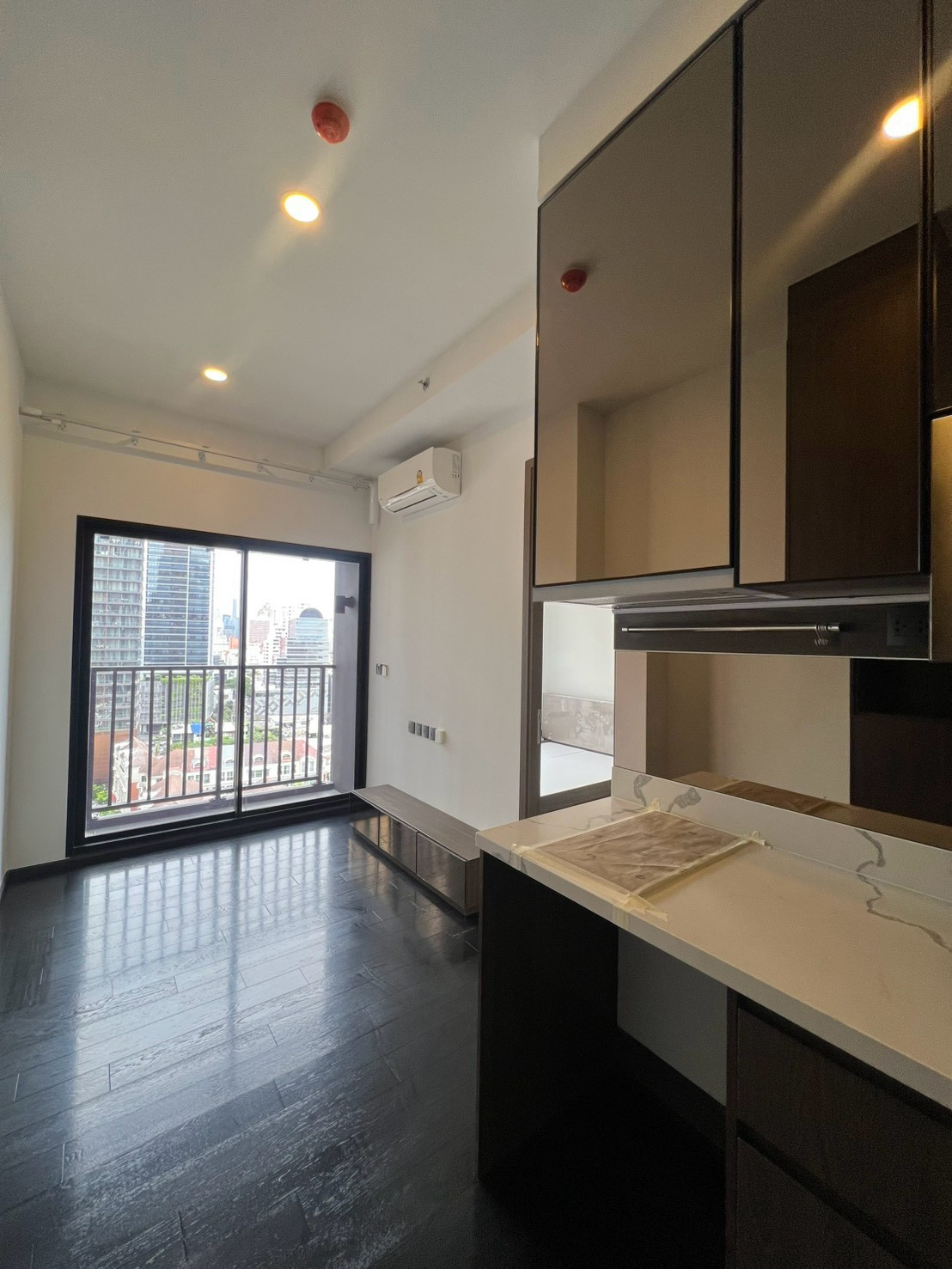 Park Origin Thonglor ห้องโทนเข้มให้ความรู้สึกเรียบหรูและเป็นส่วนตัว ฟังก์ชันครบ และระเบียงรับวิวเมืองได้อย่างลงตัว Park Origin Thonglor ห้องโทนเข้มให้ความรู้สึกเรียบหรูและเป็นส่วนตัว ฟังก์ชันครบ และระเบียงรับวิวเมืองได้อย่างลงตัว
