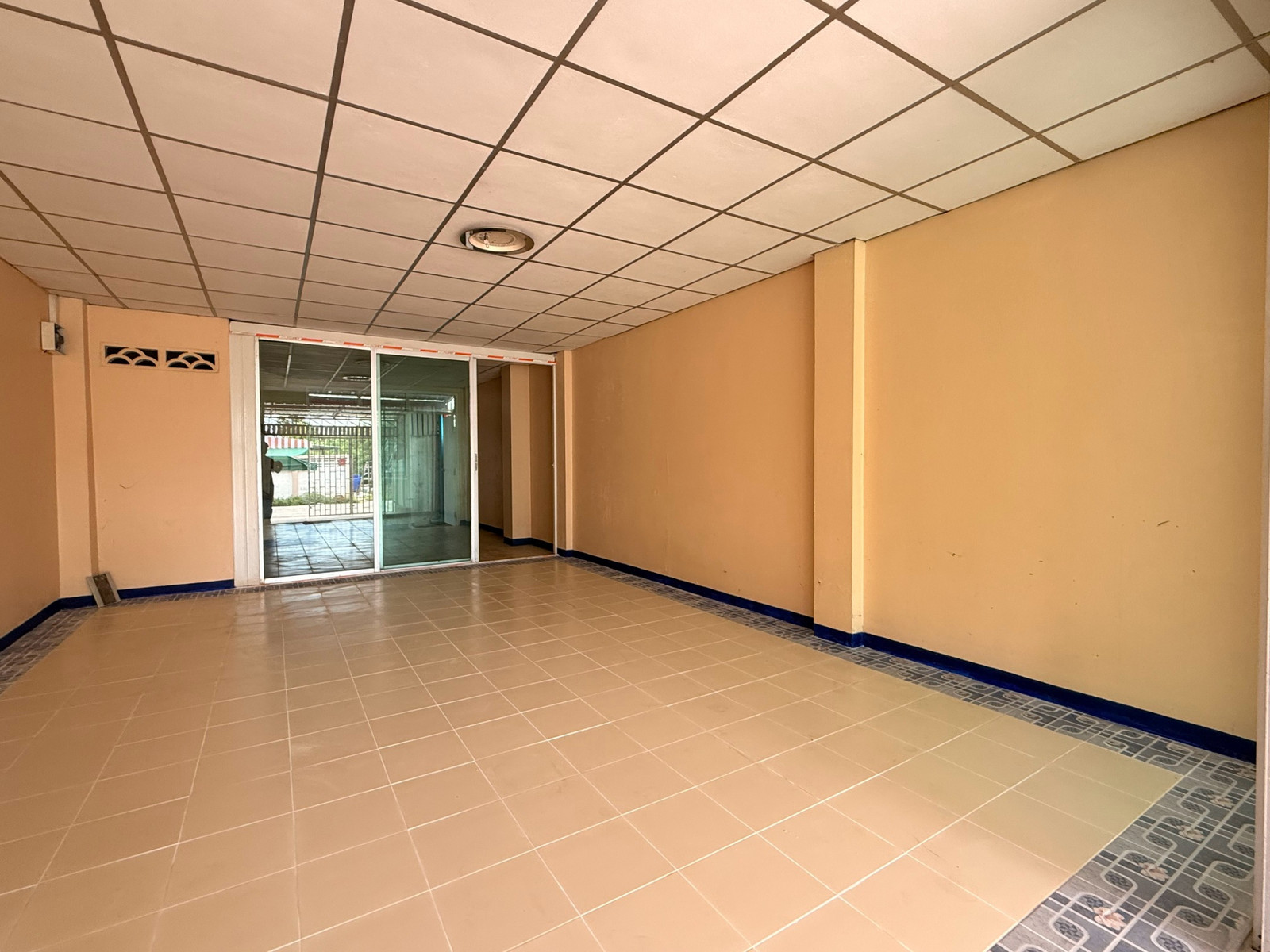 ขายทาวน์เฮาส์ 3 ชั้น ใจกลางเมืองปทุมธานี 27 ตร.ว. บ้านหลังริม วิวริมน้ำ ทำเลดี เดินทางสะดวก – รูปที่ 3