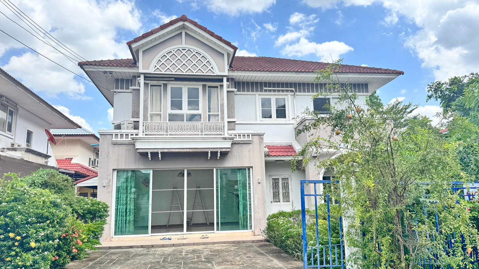 🏡 Selling Perfect Place Ramkhamhaeng 164, corner house, good atmosphere, suitable for both living in and renting out, single house, good structure, prime location.