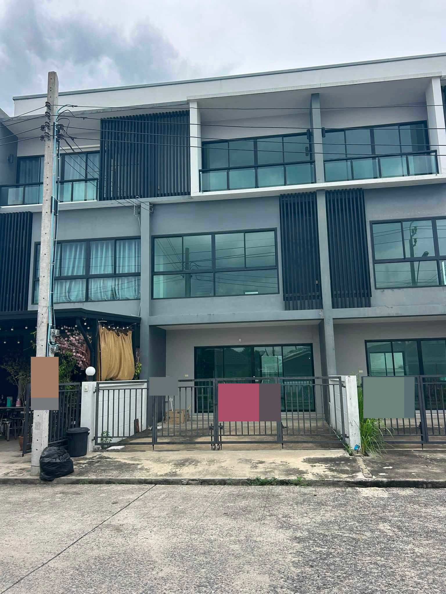 Rent a 3-story townhome located in Soi Khubon 27, Intersection 17, suitable for opening a shop, doing business, and living.