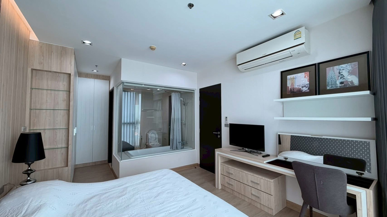 Luxury condo for sale and rent, Sukhumvit-Phra Khanong location (1 bedroom, 51.77 sq m.), fully furnished, with washer-dryer. Fully equipped central area, near BTS