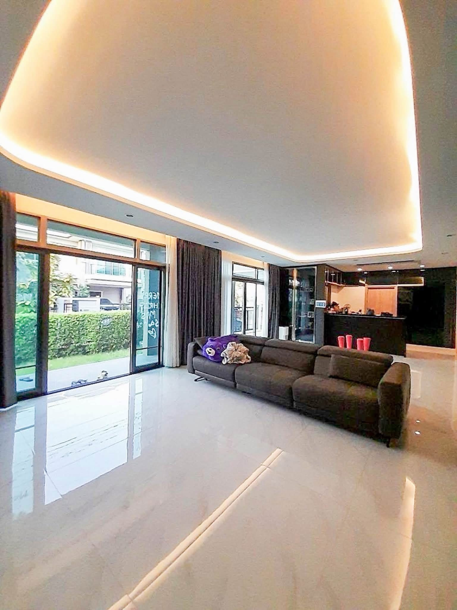 🏡 Image of the tree at The Palm Krungthepkreetha - Wongwaen 🏡 Image of the tree at The Palm Krungthepkreetha - Wongwaen
