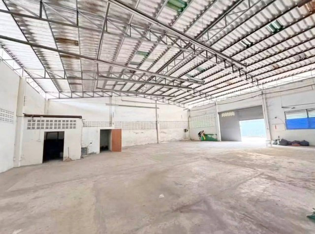 BangBon4 450sq.m. Warehouse for rent 5bed Wat BangBon 350m. Ekachai 119-129B-M 3bath 29,998THB/month with office and air conditioning Suitable for warehouse office distribution center or business Excellent location on Ekachai Road Near BangBon5 Market 500