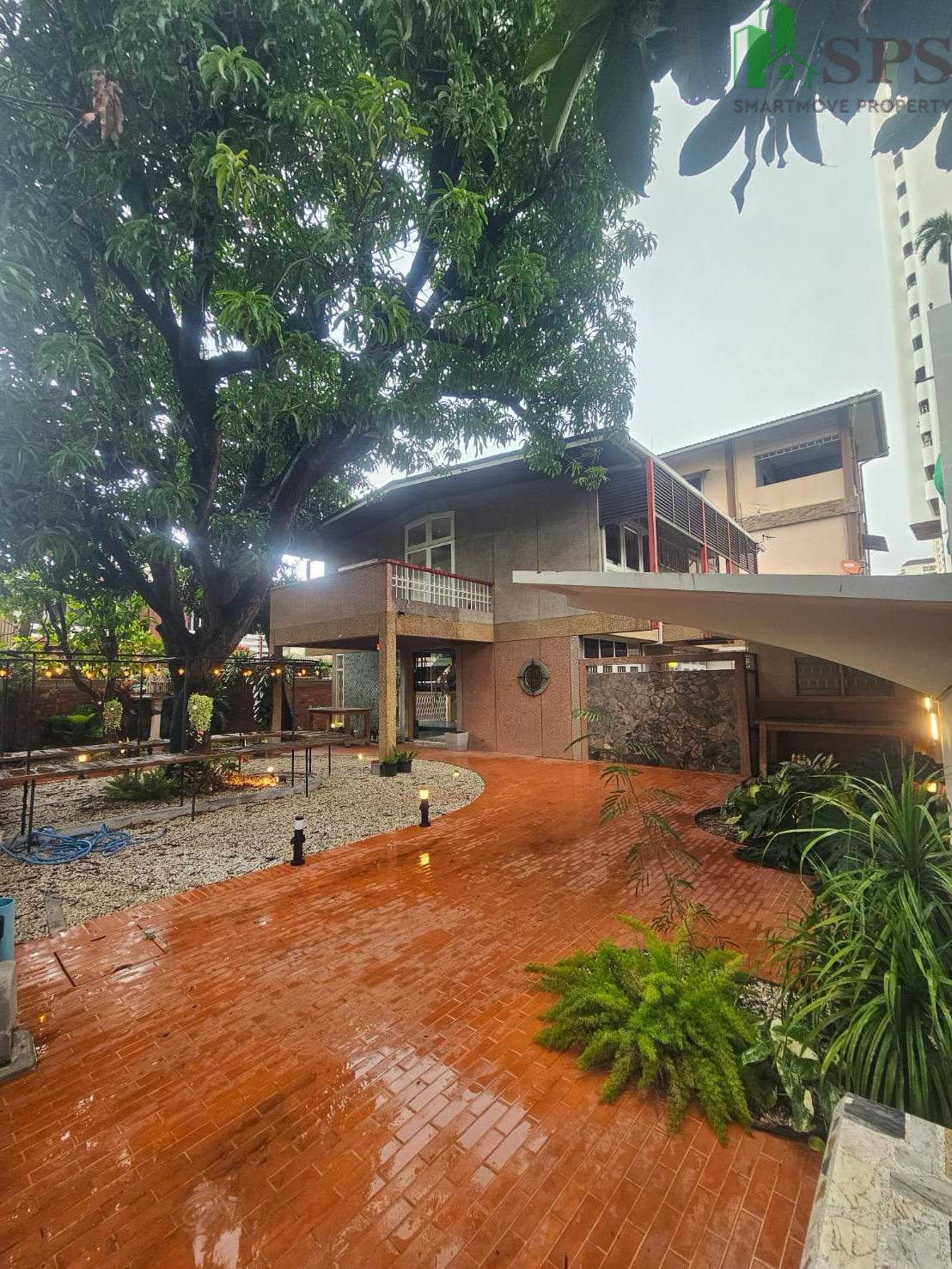 Renovated Detached House in Prime Ekkamai for RENT (SPSP667)