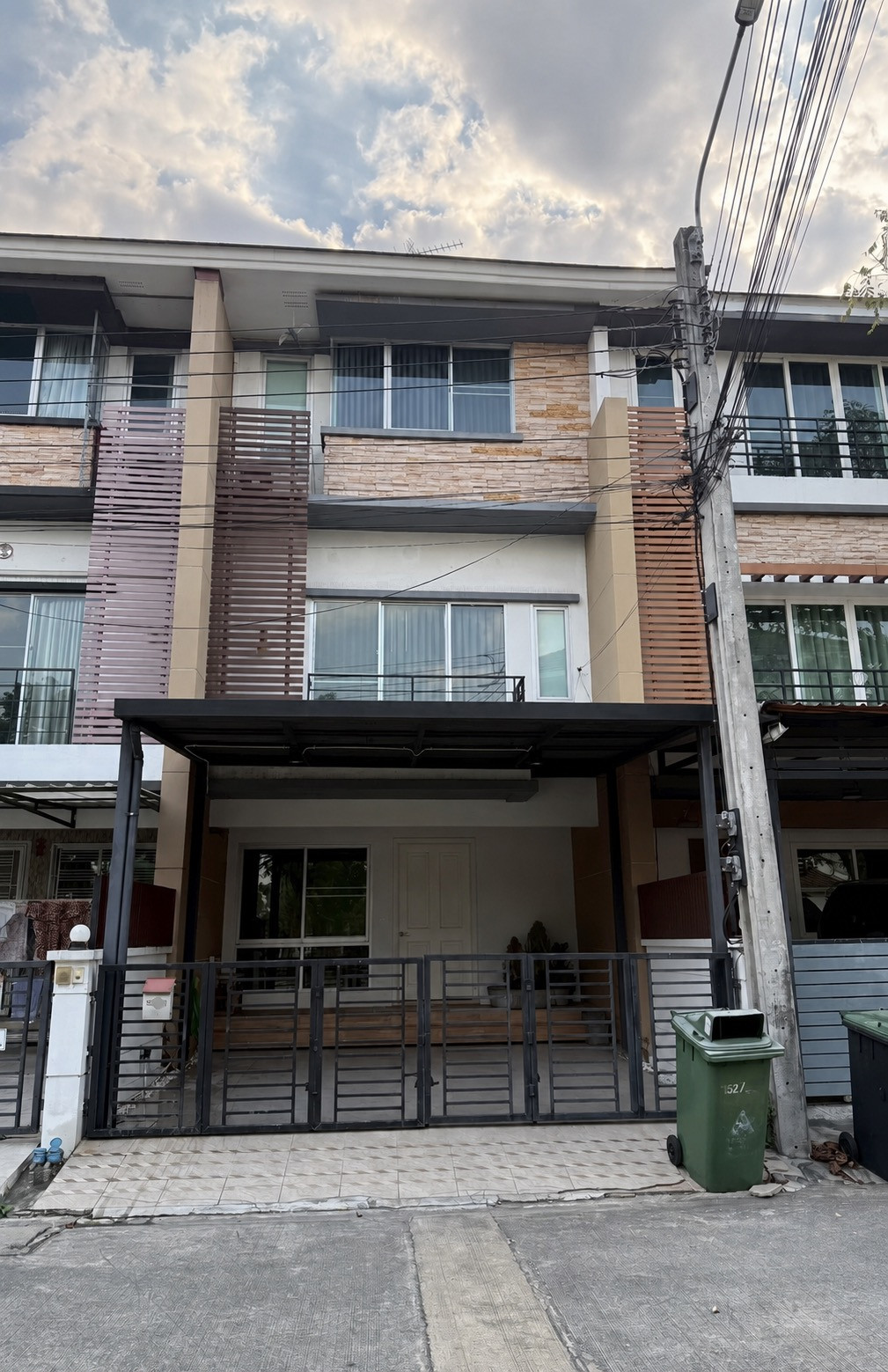 SALE | RENT: 3-story townhouse, 3 bedrooms, 4 bathrooms, Plus City Park project Srinakarin-Suan Luang SALE | RENT: 3-story townhouse, 3 bedrooms, 4 bathrooms, Plus City Park project Srinakarin-Suan Luang