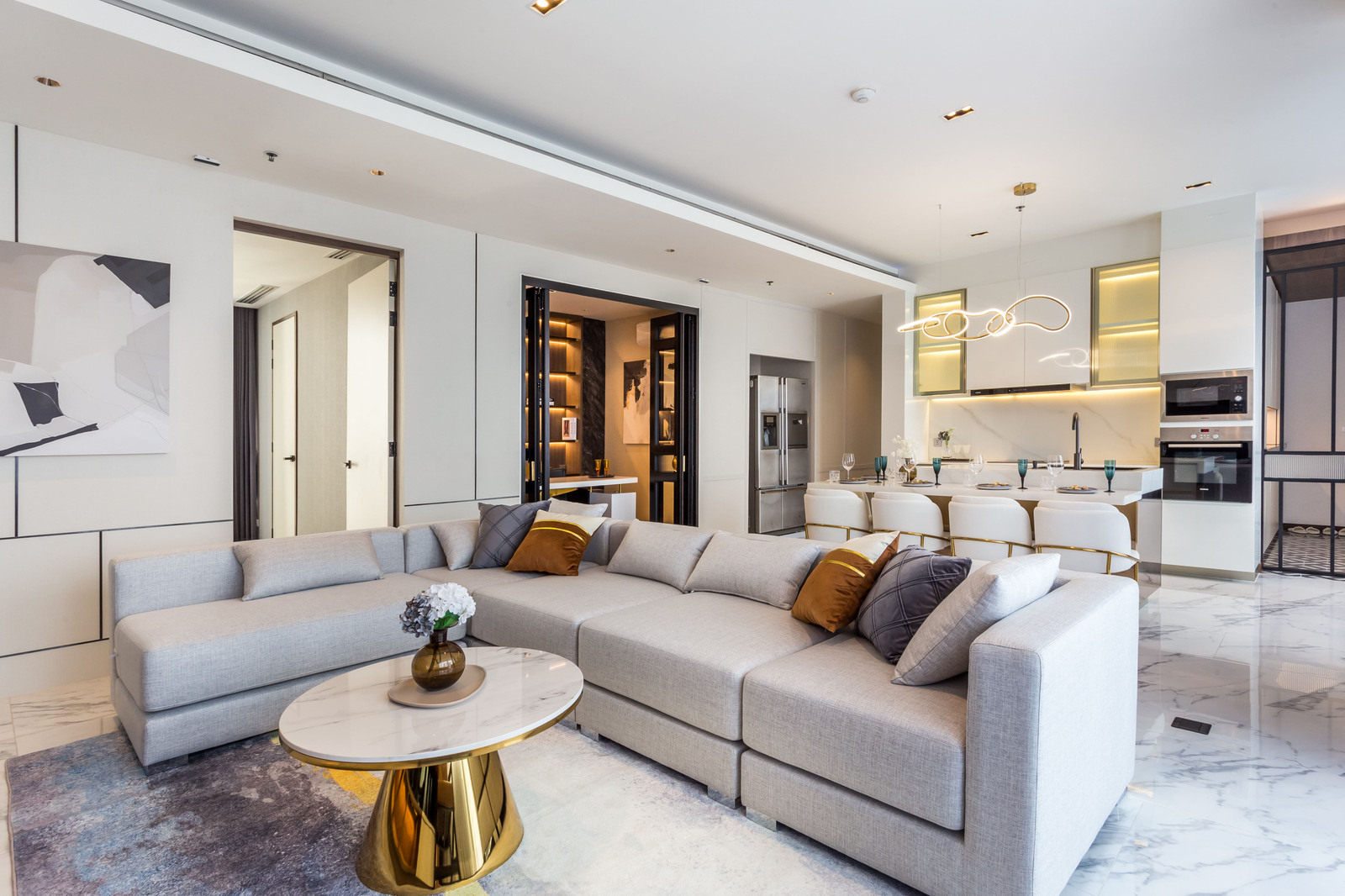 For rent Domus Sukhumvit 16, price 155,000 baht, in the heart of Asoke.