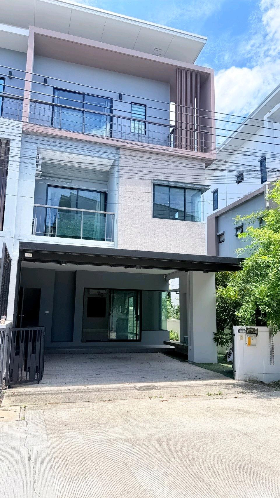 For sale/rent, 3-story townhome, "corner house", large space, private, complete with amenities! For sale/rent, 3-story townhome, "corner house", large space, private, complete with amenities!