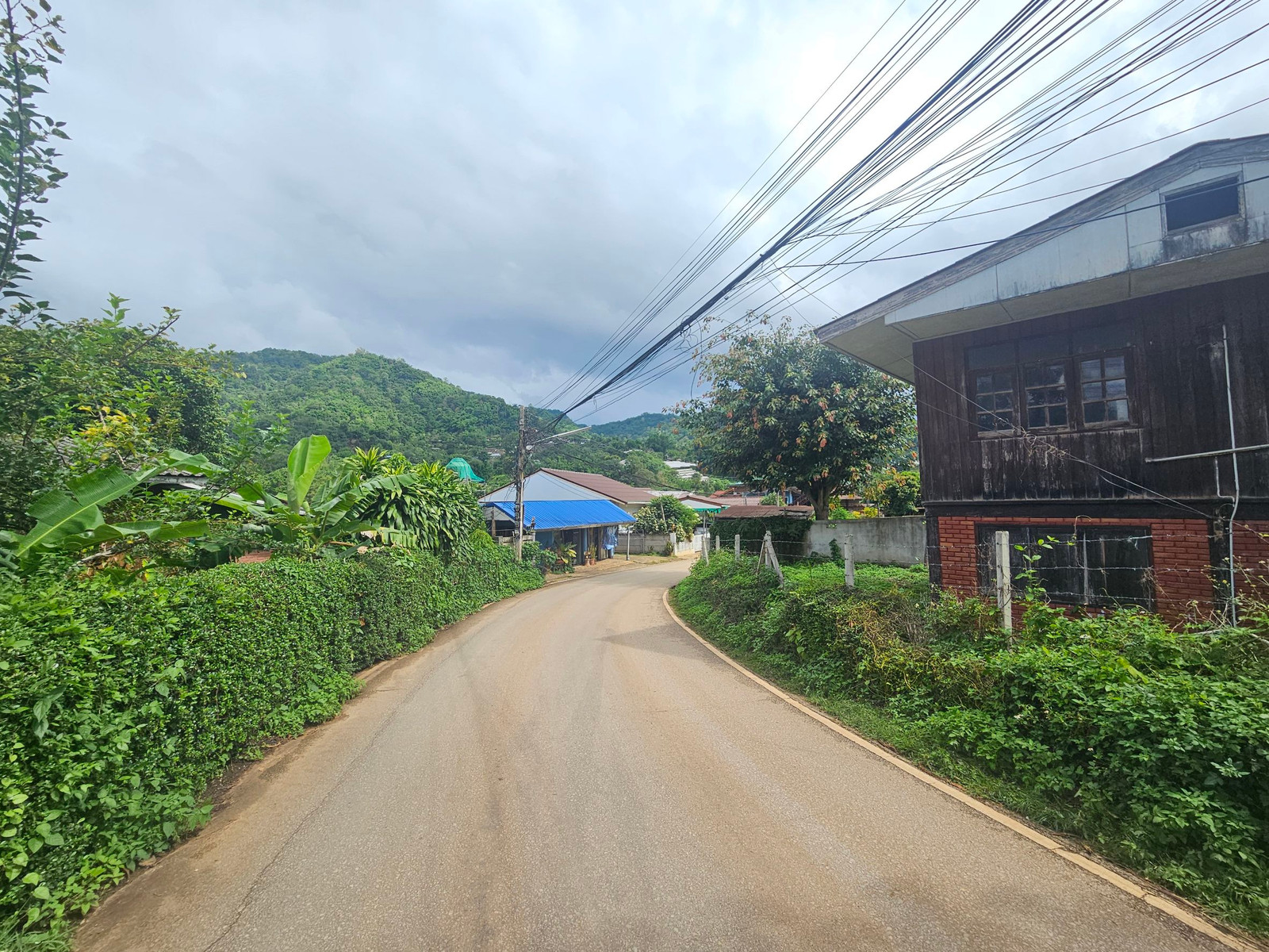 Beautiful land for sale with original wooden house. Allowing you to experience a way of life close to nature, with mountain views, fresh and cool air all year round. Only 400 meters from the entrance to Mon Jam | Pong Yaeng, Mae Rim District, Chiang Mai – รูปที่ 4