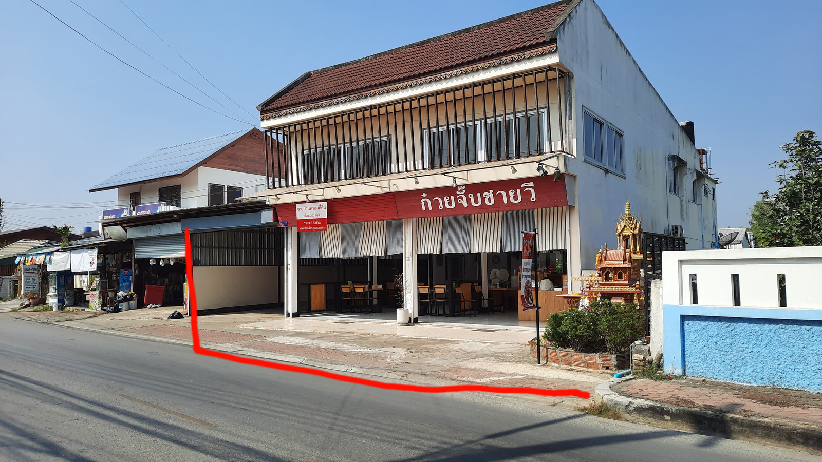 The  is selling it himself] Big prime location! Commercial building for sale, 2 units connected together. (Next to the main road San Pa Yang) Muang Lamphun, land area 204 sq m., close to Chakkham School and train station, only 300 meters, suitable fo