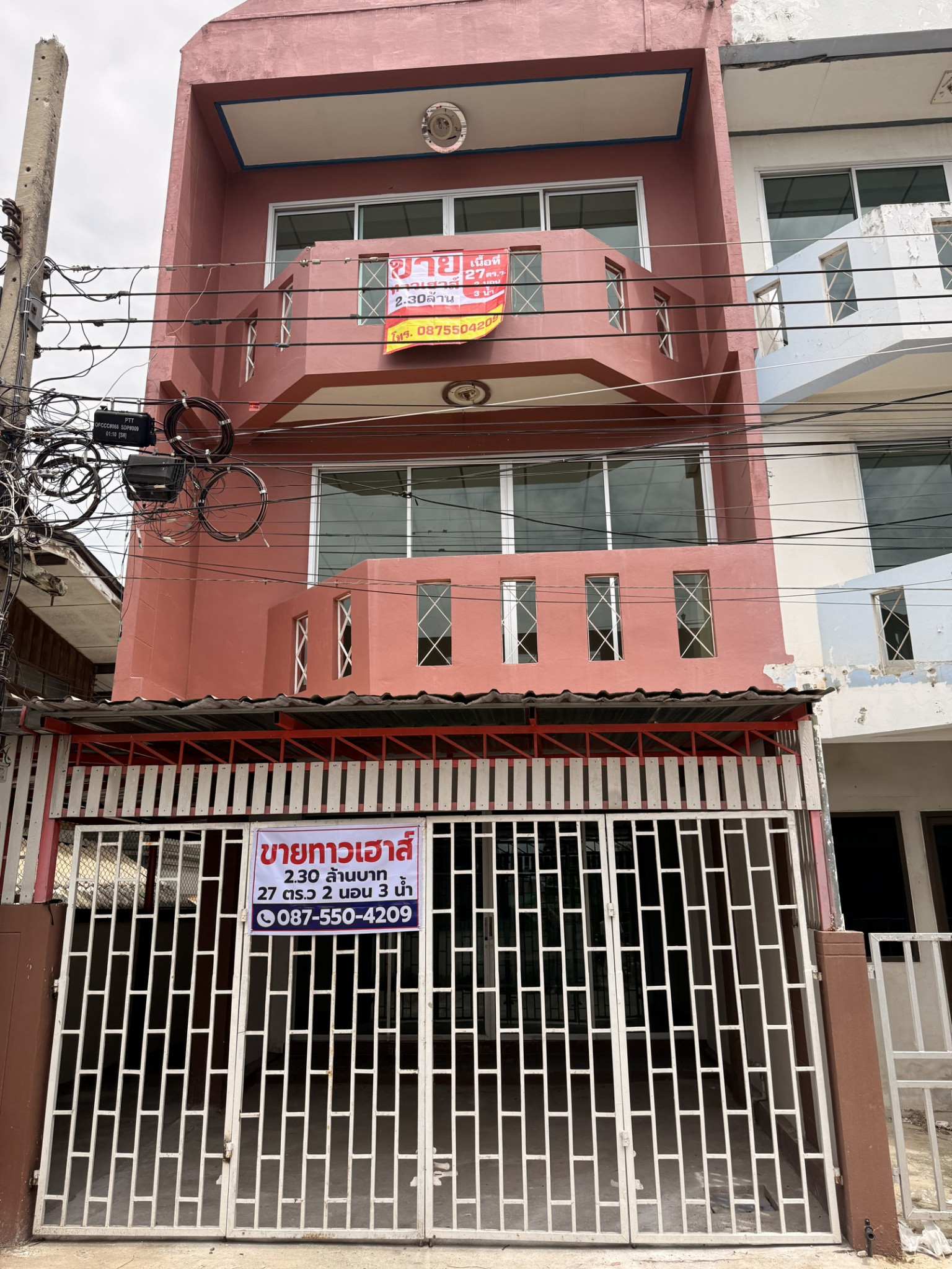 3-story townhouse for sale in the heart of Pathum Thani city, 27 sq m, house on the edge of the house, waterfront view, good location, convenient travel.