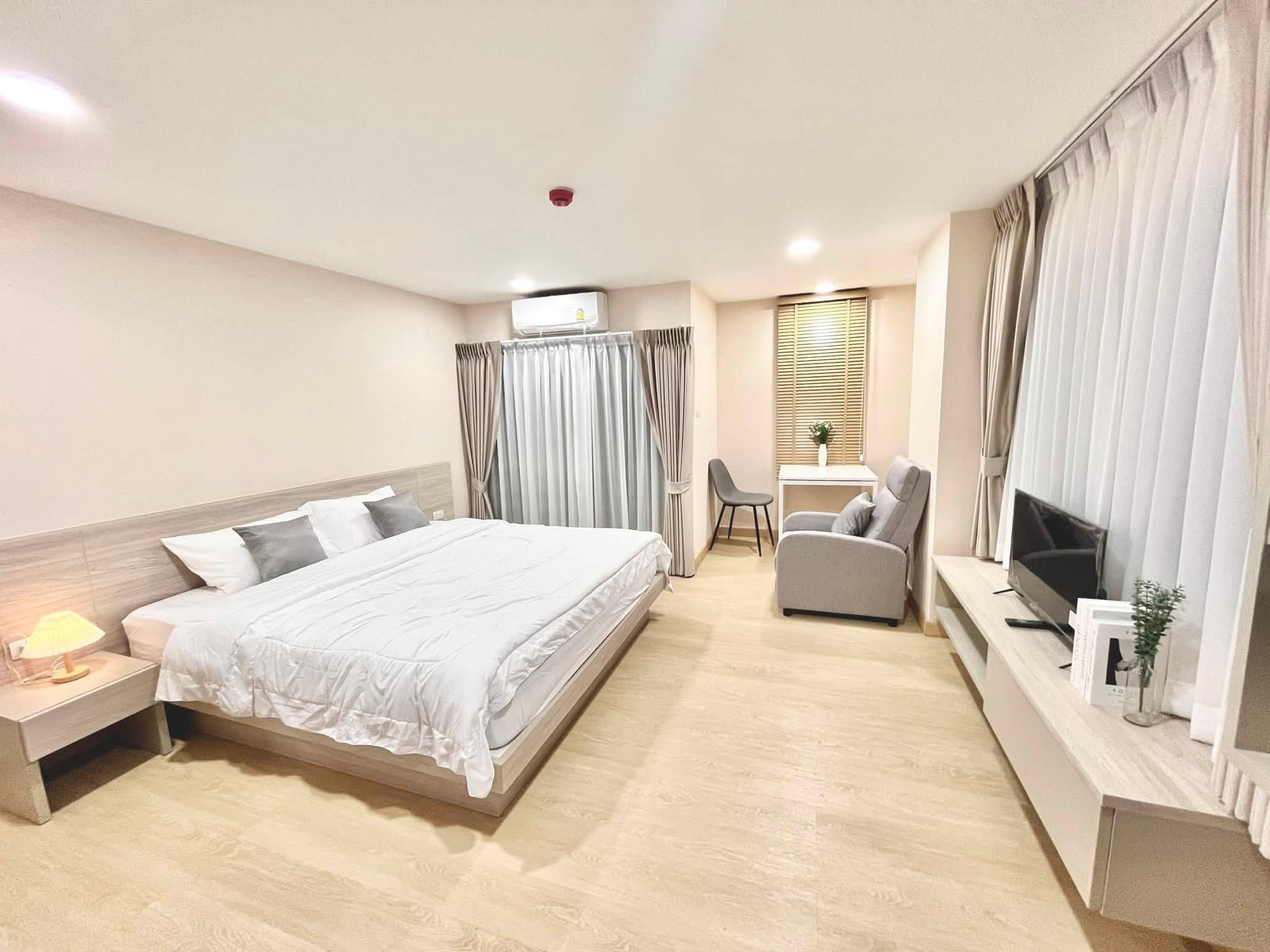 Ping Plus Condo, Chang Khlan Area, Corner unit with complete furniture and electrical appliances. Ping Plus Condo, Chang Khlan Area, Corner unit with complete furniture and electrical appliances.