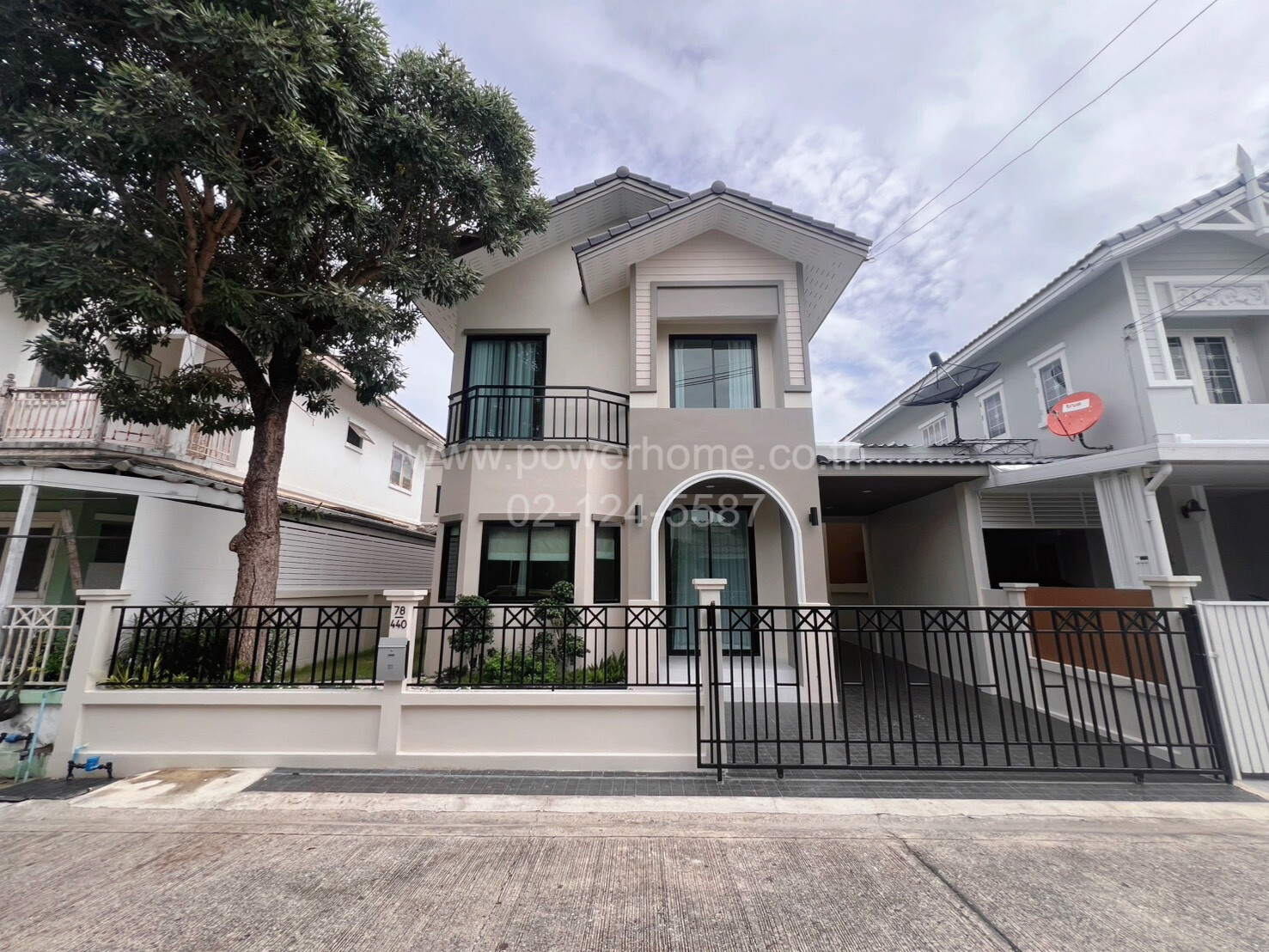 2-story twin house, Fah Piyarom Village, Phase 6, good location, near Ban Fah Le Marche Market. 2-story twin house, Fah Piyarom Village, Phase 6, good location, near Ban Fah Le Marche Market.