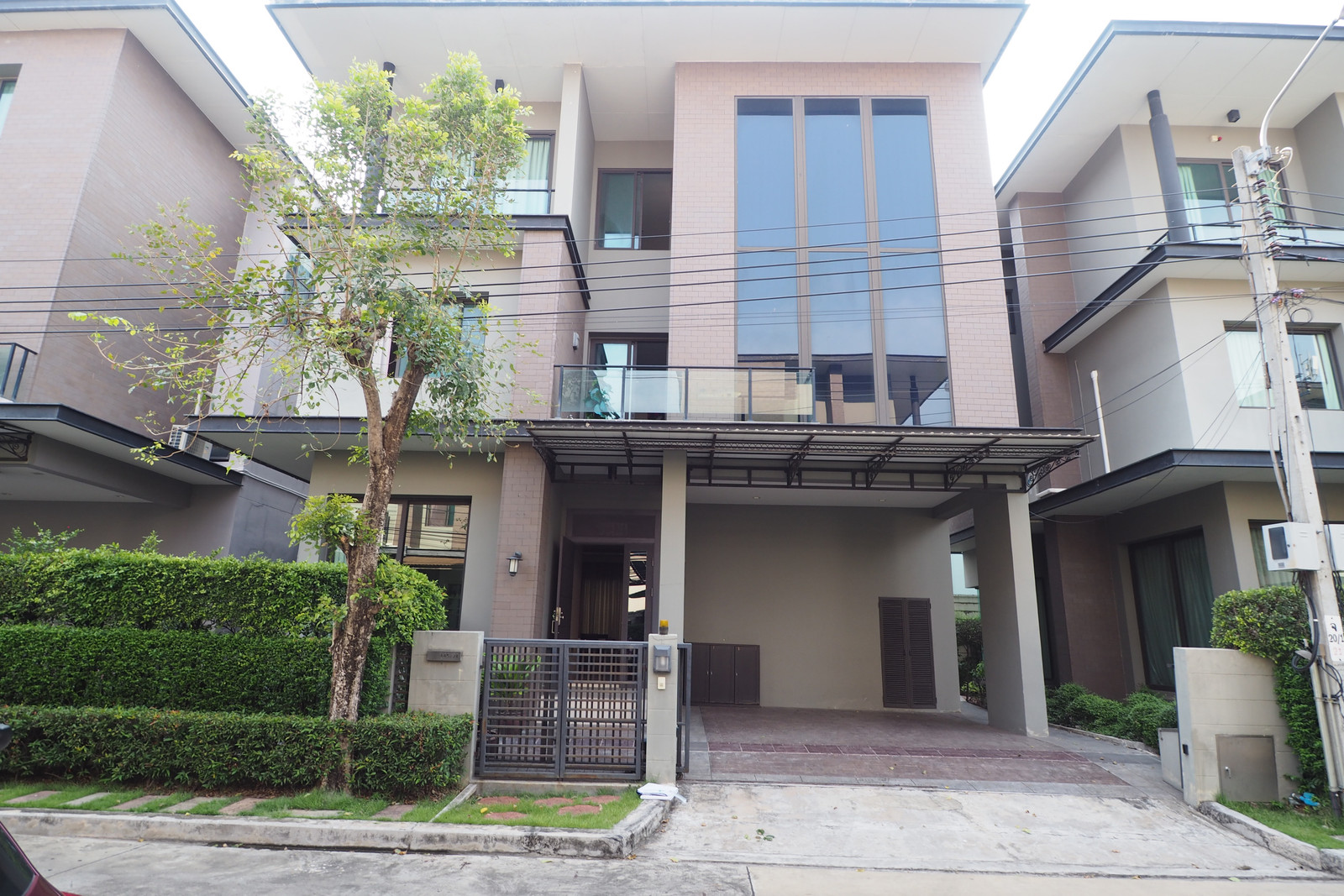 For rent, 3-story detached house, Seoul Ekkamai-Lat Phrao. Complete with furniture Next to Bodindecha (Sing Singhaseni) School.