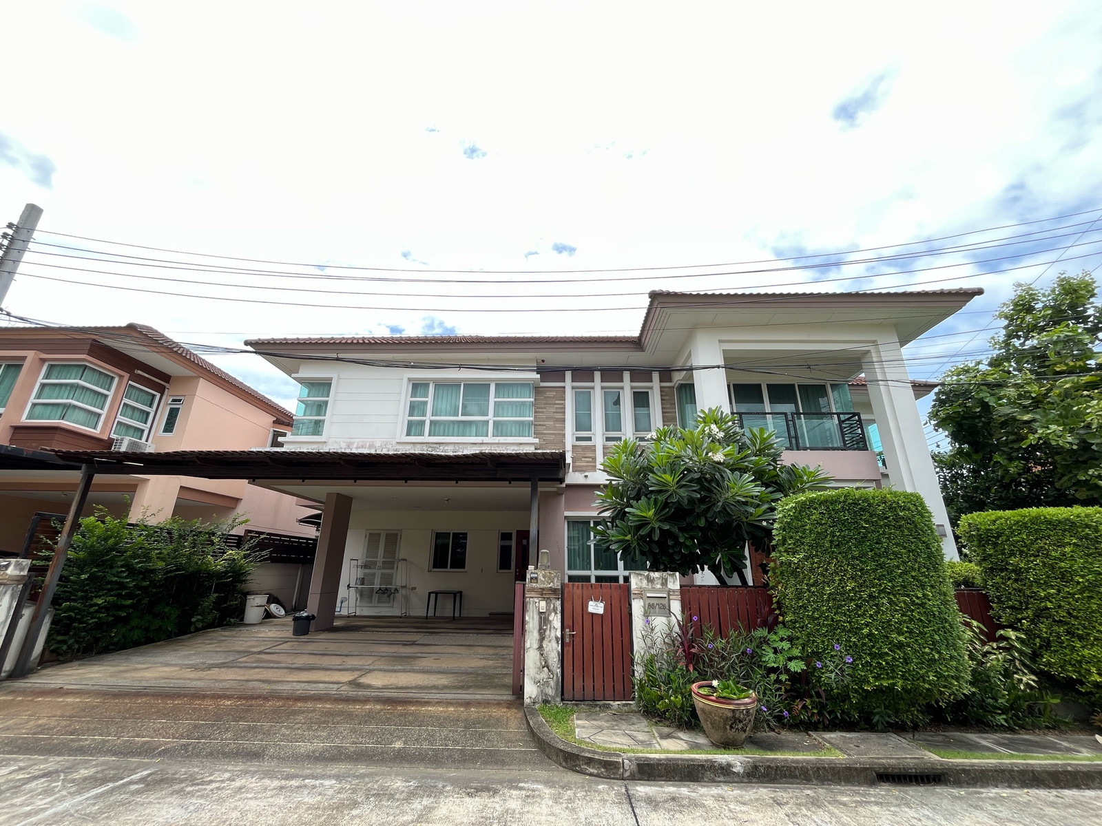 Bangkok Boulevard Ramintra 3, land 71.8 square meters, corner house, near Fashion Island. Bangkok Boulevard Ramintra 3, land 71.8 square meters, corner house, near Fashion Island.