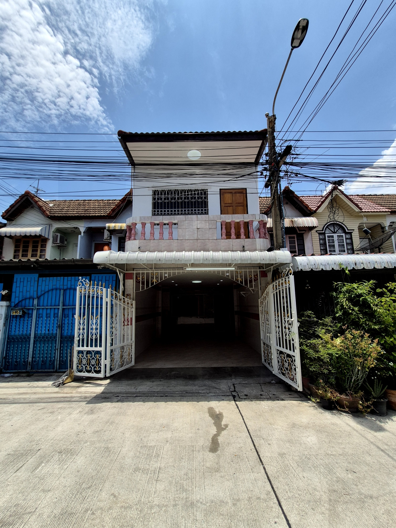2-story townhouse for rent, next to Kanlapaphruek Road, near Bang Khae, Phetkasem, Kanchanaphisek, Bangkok. 2-story townhouse for rent, next to Kanlapaphruek Road, near Bang Khae, Phetkasem, Kanchanaphisek, Bangkok.