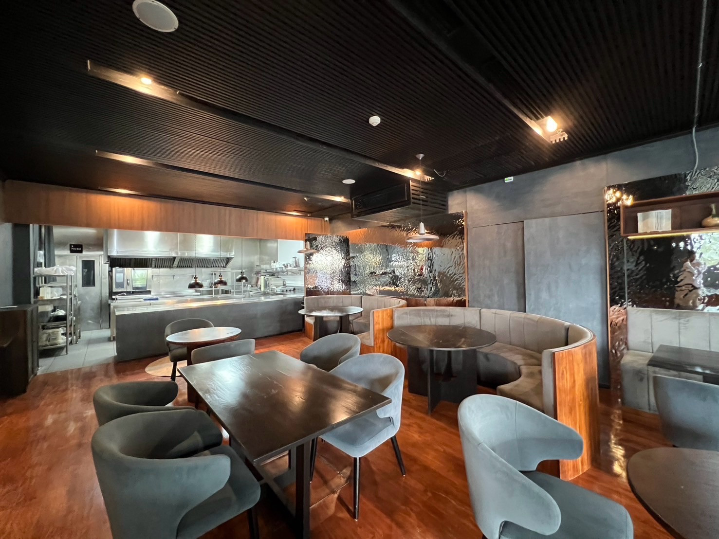 For rent, bar and restaurant, rooftop @ Asoke - Sukhumvit, near BTS/MRT | has en-suite bathroom - has elevator - full kitchen equipment | lease only 800,000 baht For rent, bar and restaurant, rooftop @ Asoke - Sukhumvit, near BTS/MRT | has en-suite bathroom - has elevator - full kitchen equipment | lease only 800,000 baht