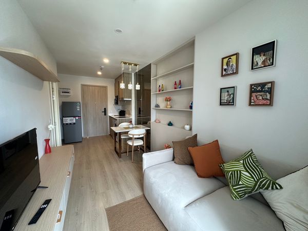Life Rama 4-Asoke, a room decorated in warm tones. Complete with furniture The living area is divided into 1 bedroom, 1 bathroom, ready to move in.