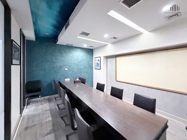 Best Value in Ekkamai! Modern Town Ekkamai Office for Sale — 275.04 sq.m. on the 5th Floor, only 120 metres from DON DON DONKI Thonglor. Excellent Opportunity!