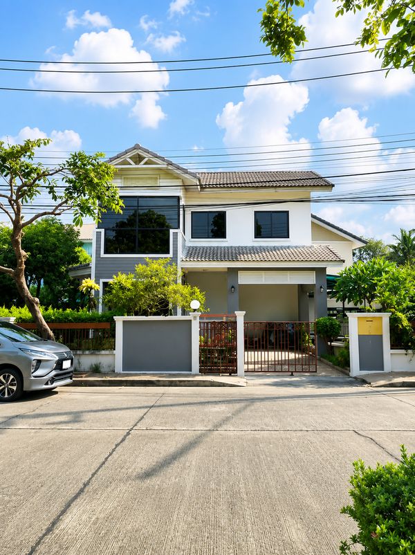ขายด่วน บ้านเดี่ยว 2 ชั้น บ้านฟ้าปิยรมย์ ลำลูกกา คลอง 6 เฟส 4 อิงนที บรรยากาศร่มรื่น เงียบสงบ และเดินทางเข้า-ออกได้หลายเส้นทาง เหมาะสำหรับครอบครัวที่ต้องการพื้นที่กว้าง พร้อมสวนและพื้นที่รอบบ้าน