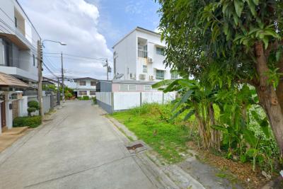 Land for sale in Soi Nak Niwas 48, size 212 sq.wa., near Nak Niwas Road, only 900 meters away. KK