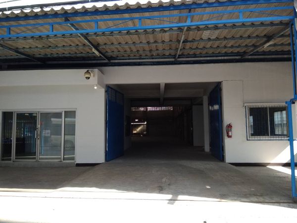 Warehouse with office for rent Usable area 920 sq m., near Theparak intersection, no flooding, easy in and out, only 59,000/month.