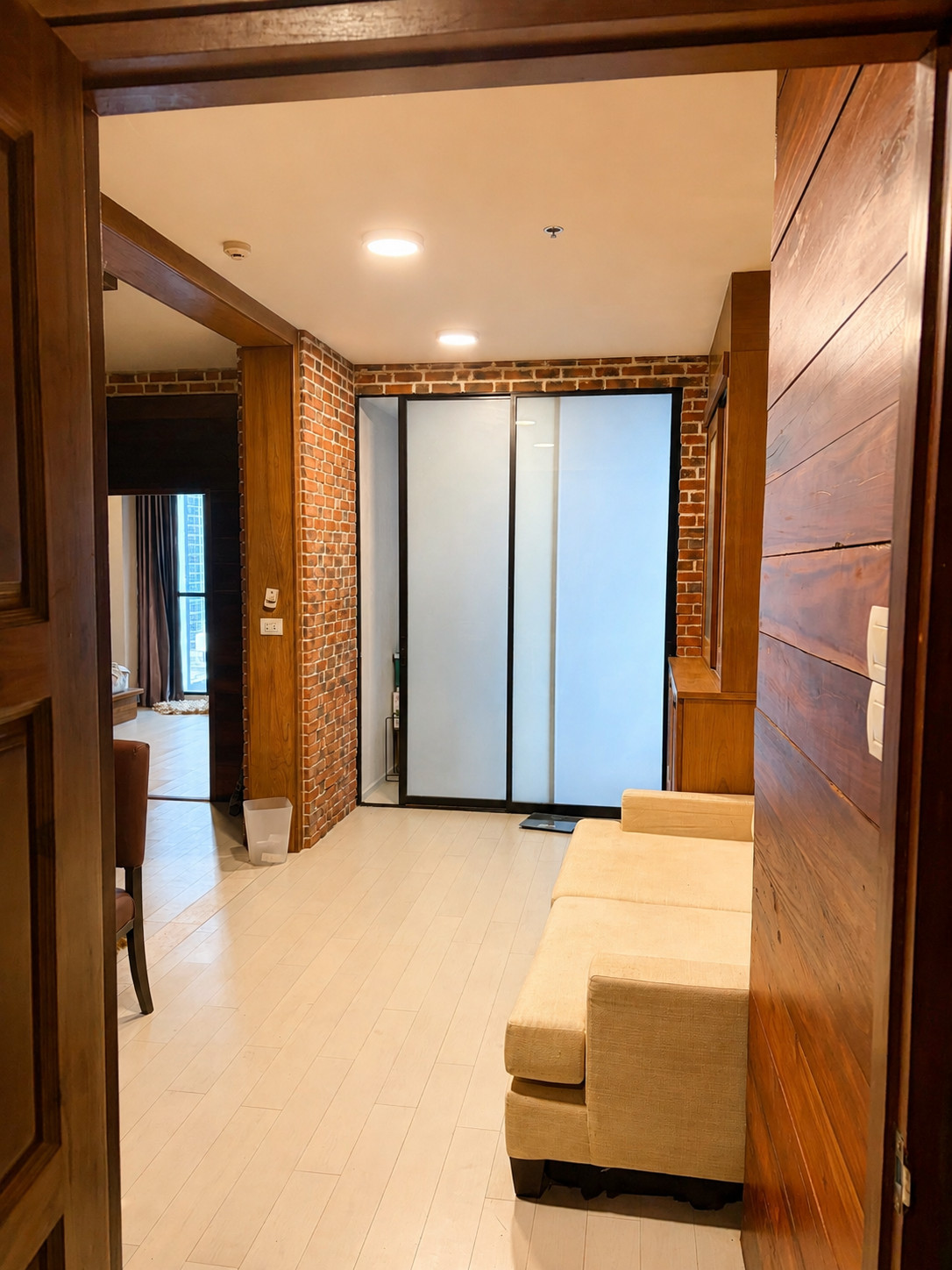 Spacious unit with a warm, wood-like character | Building B, 20th+ floor, 93.87 sq.m. | 2 bedrooms, 2 bathrooms | Condo with a skywalk connecting to BTS Ploenchit and Central Embassy. – รูปที่ 4